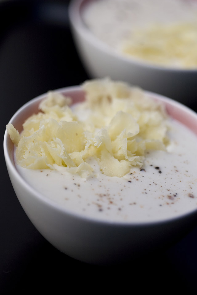 Koude mousse met venkel en een roosje Tête de Moine AOP