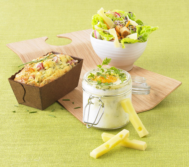 Salade van kiemgroenten, wortelen, radijzen, sla, croutons en staafjes Emmentaler AOP
