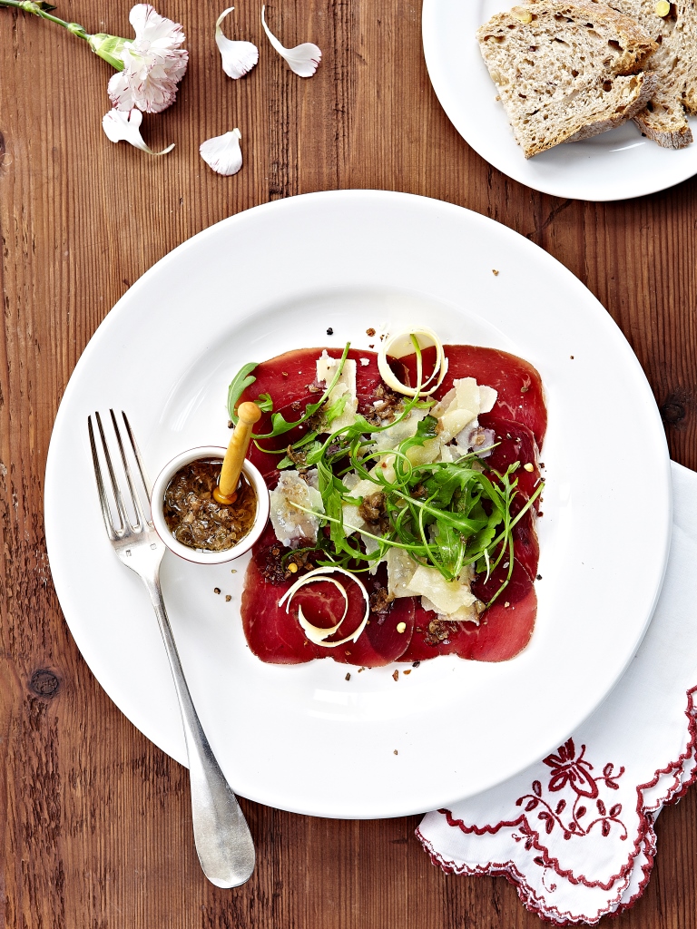 Carpaccio van Bündnerfleisch en rolletjes L’Etivaz AOP met vinaigrette van walnotenolie