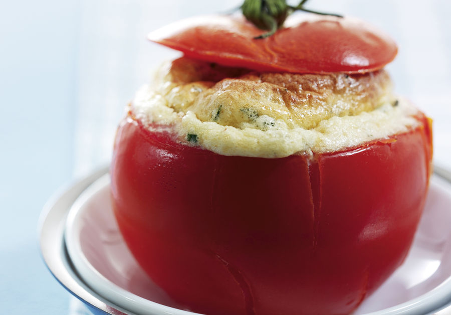 Tomaten met kruiden-soufflé-vulling