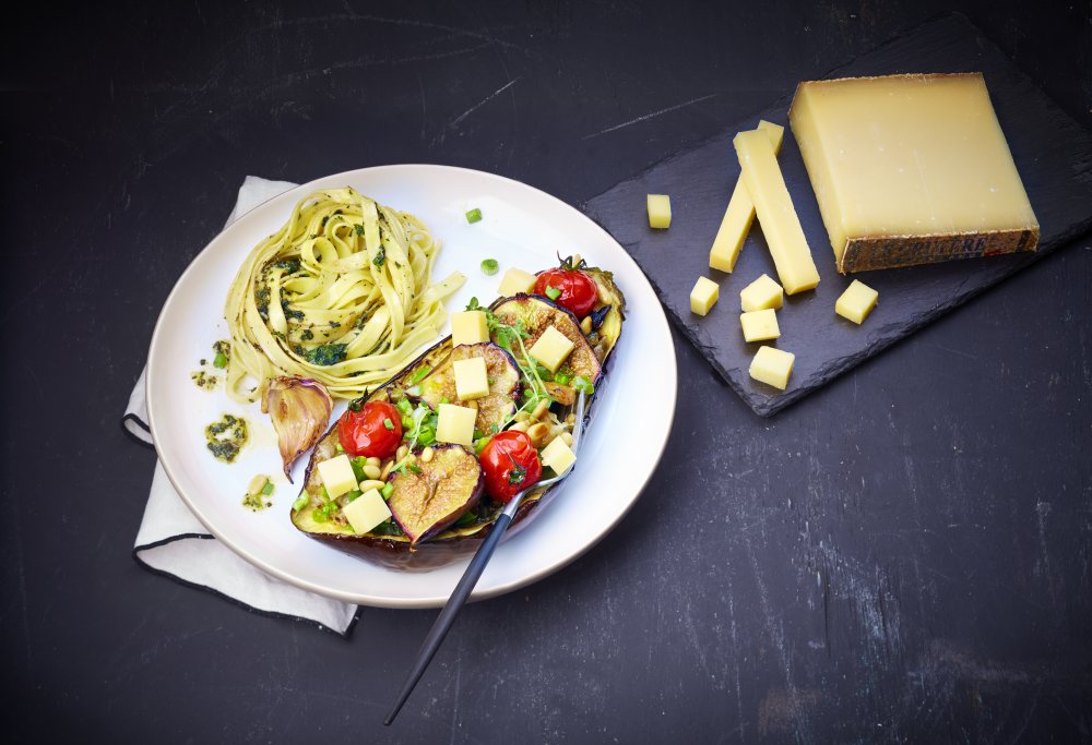 Gegratineerde aubergines gevuld met vijgen en Gruyère AOP Réserve, geserveerd met tagliatelle met munt