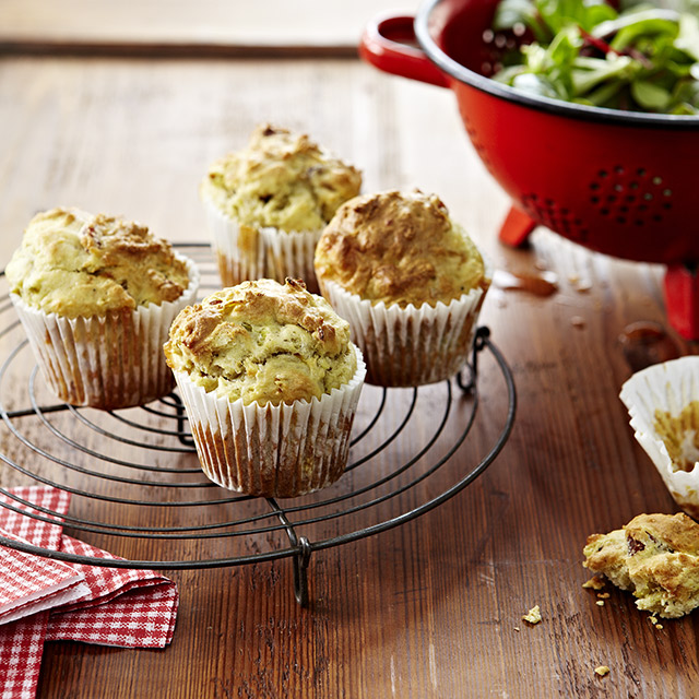 Muffins met Tomme Vaudoise, Emmentaler AOP en spekjes