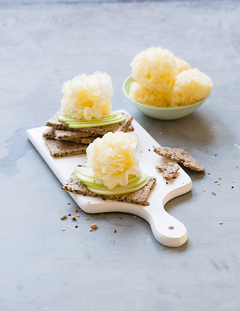 Crackers met zaadjes en Tête de Moine AOP