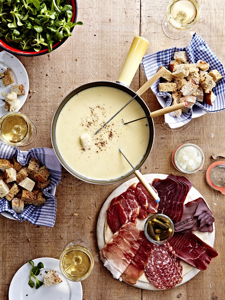 Fondue van half-om-half Gruyère AOP et Vacherin Fribourgeois AOP, broodjes, gerookt en gedroogd vlees