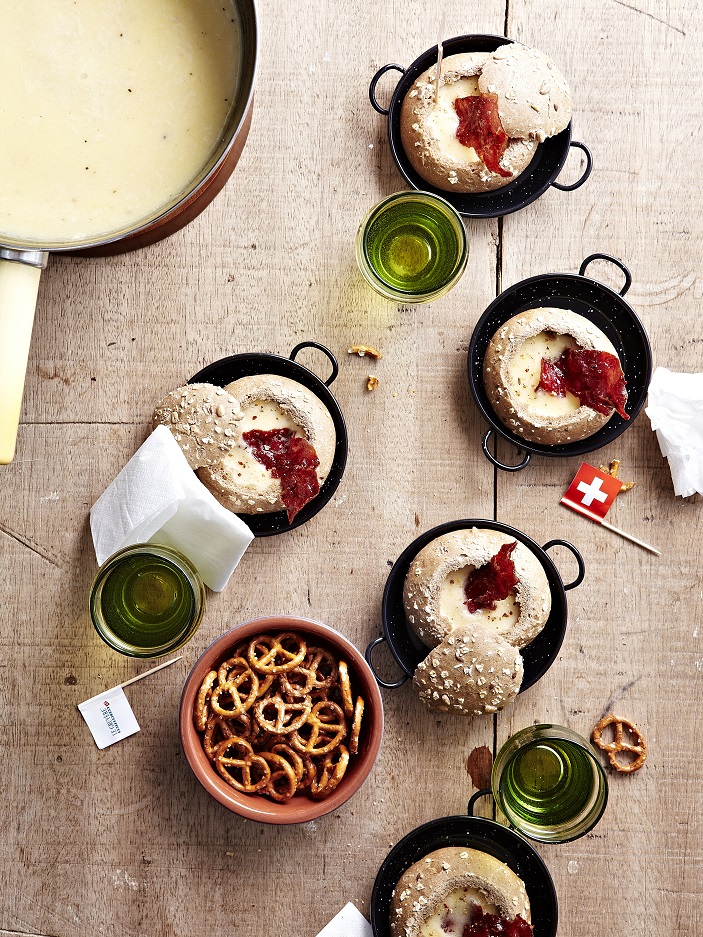 Minifondue voor bij het aperitief van Gruyère AOP en Vacherin Fribourgeois AOP